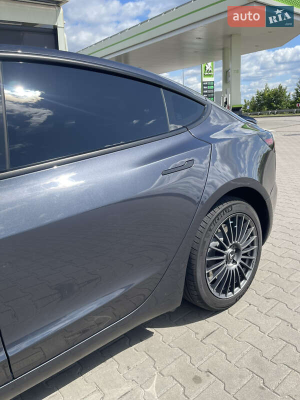 Седан Tesla Model 3 2024 в Буче