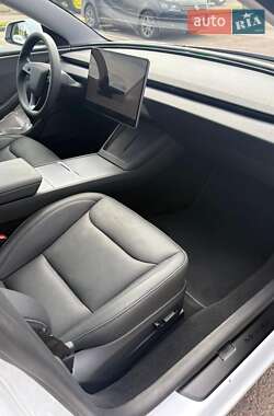 Седан Tesla Model 3 2024 в 