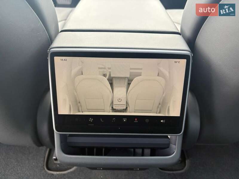 Седан Tesla Model 3 2024 в Ровно