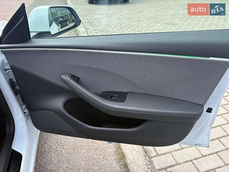 Седан Tesla Model 3 2024 в Ровно
