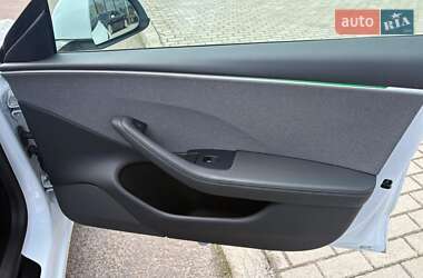 Седан Tesla Model 3 2024 в 