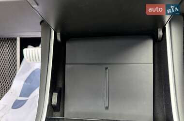 Седан Tesla Model 3 2020 в 