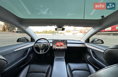 Седан Tesla Model 3 2022 в 