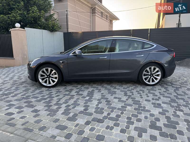 Седан Tesla Model 3 2019 в Ужгороде