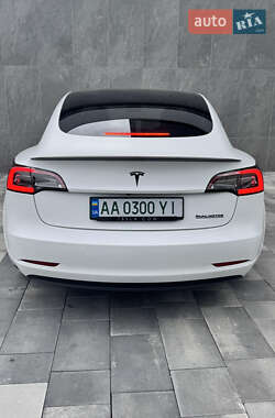 Седан Tesla Model 3 2022 в 