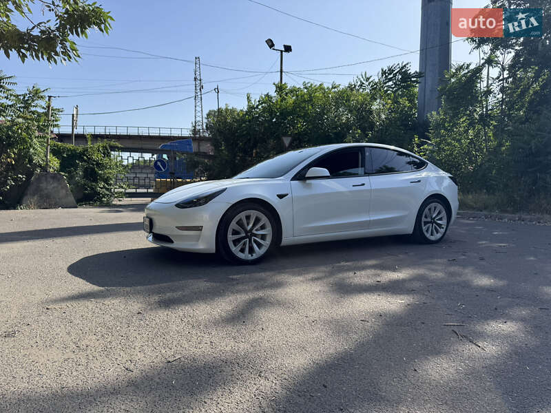Седан Tesla Model 3 2022 в 