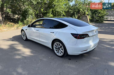 Седан Tesla Model 3 2022 в 
