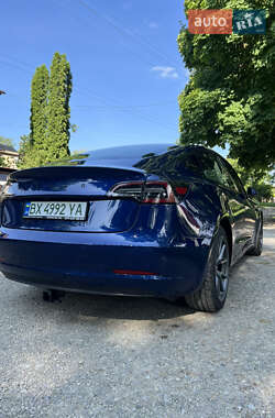 Седан Tesla Model 3 2022 в 