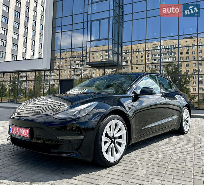 Седан Tesla Model 3 2022 в 