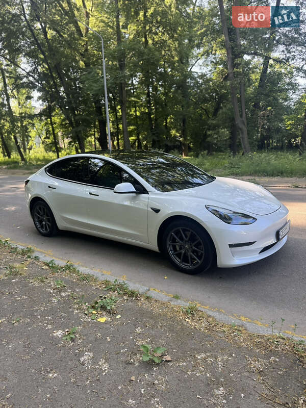 Седан Tesla Model 3 2022 в Чернівцях