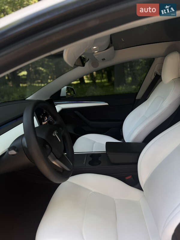 Седан Tesla Model 3 2022 в Чернівцях