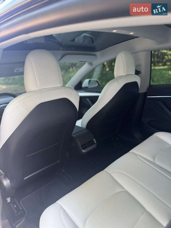 Седан Tesla Model 3 2022 в Чернівцях