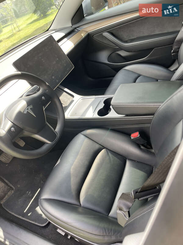 Седан Tesla Model 3 2021 в Ровно