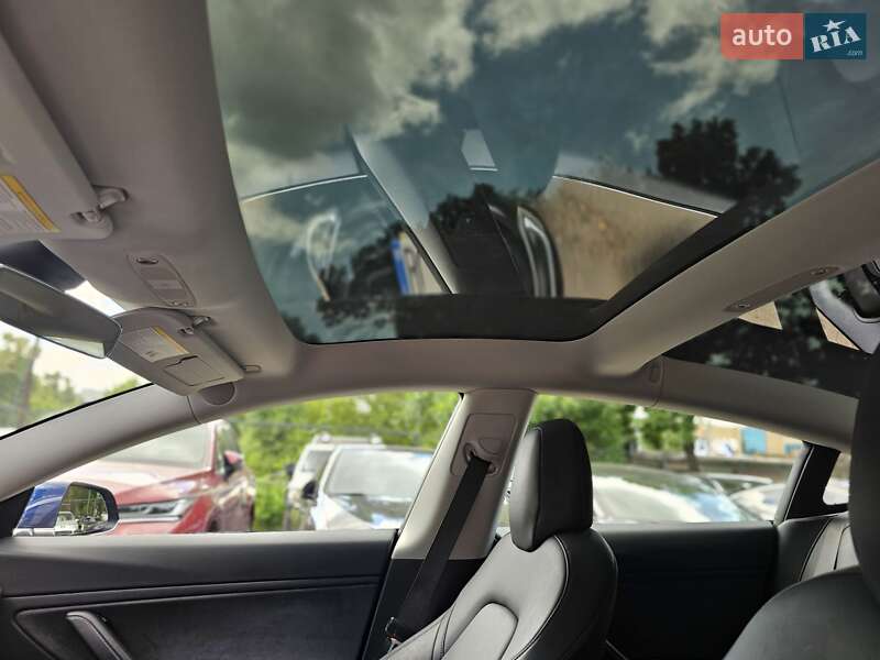 Седан Tesla Model 3 2018 в Львове