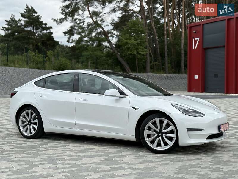 Седан Tesla Model 3 2019 в Львове