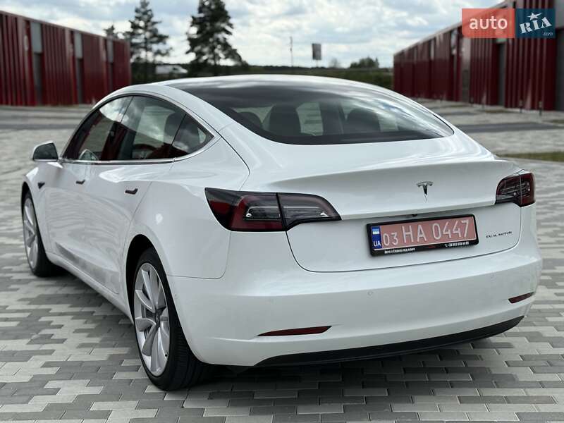 Седан Tesla Model 3 2019 в Львове