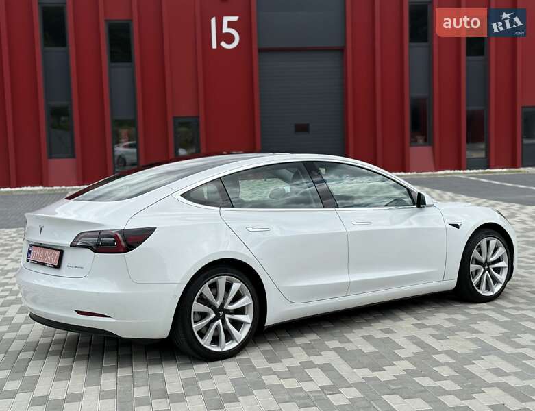 Седан Tesla Model 3 2019 в Львове