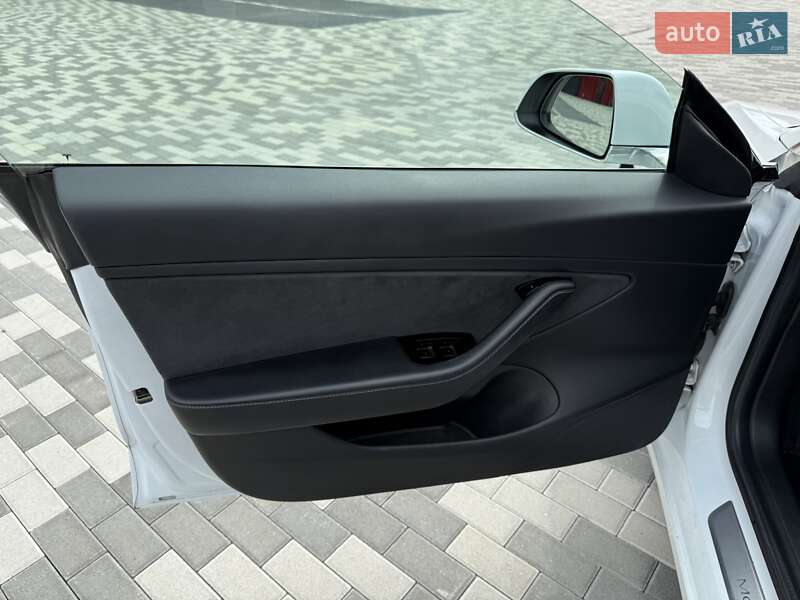 Седан Tesla Model 3 2019 в Львове