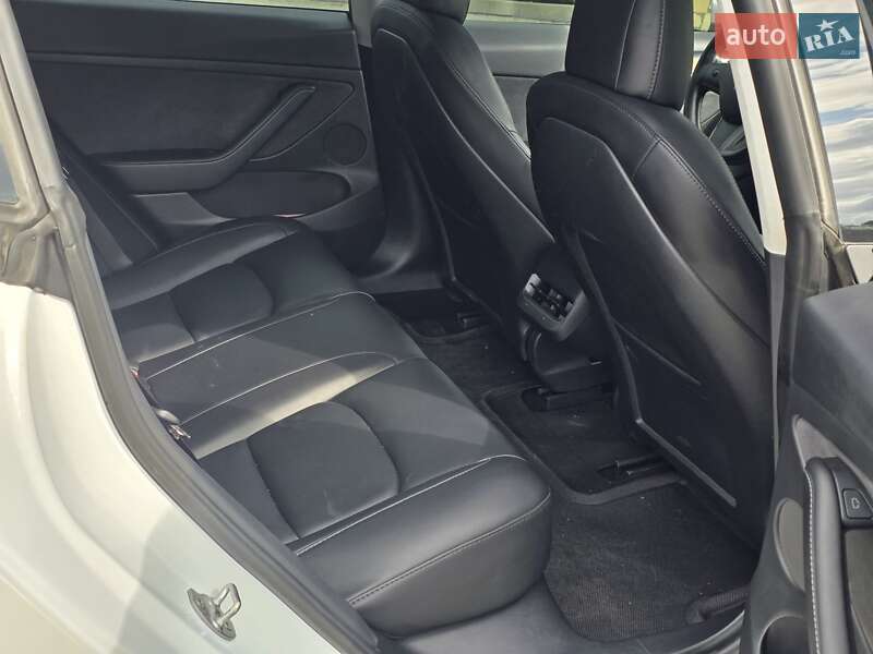 Седан Tesla Model 3 2021 в Львові