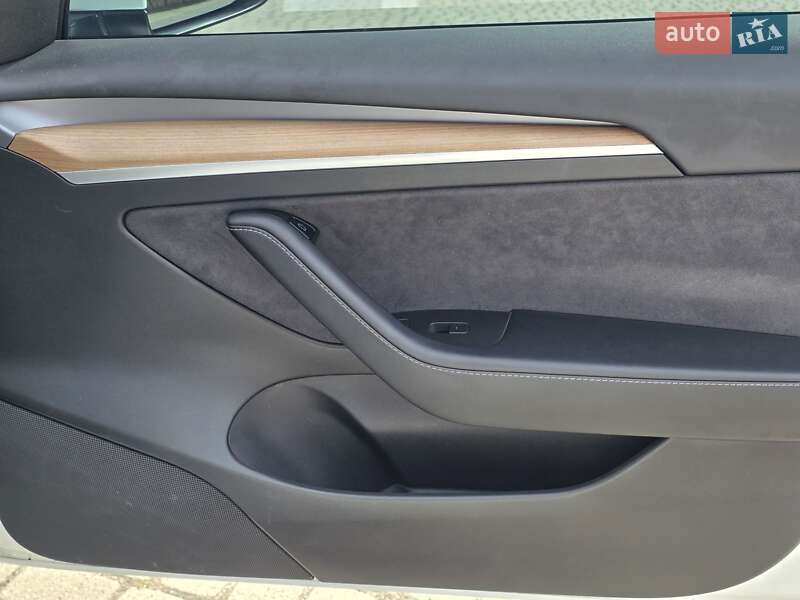Седан Tesla Model 3 2021 в Львові