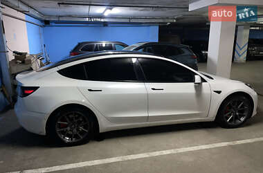 Седан Tesla Model 3 2021 в 