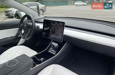 Седан Tesla Model 3 2020 в 