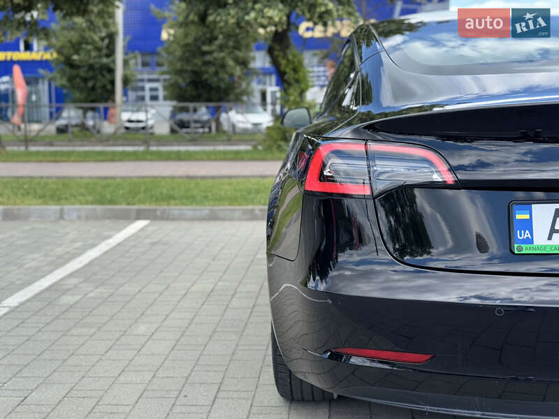 Седан Tesla Model 3 2022 в Хмельницком