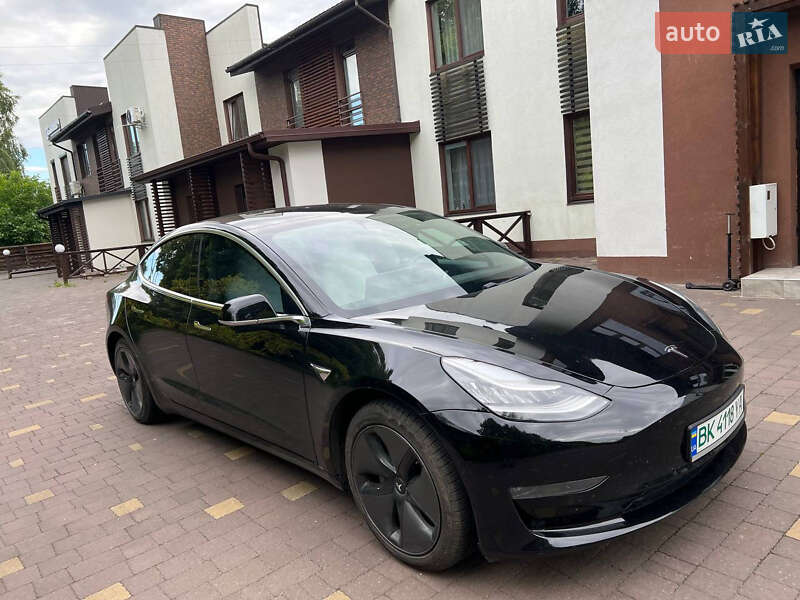 Седан Tesla Model 3 2019 в Ровно