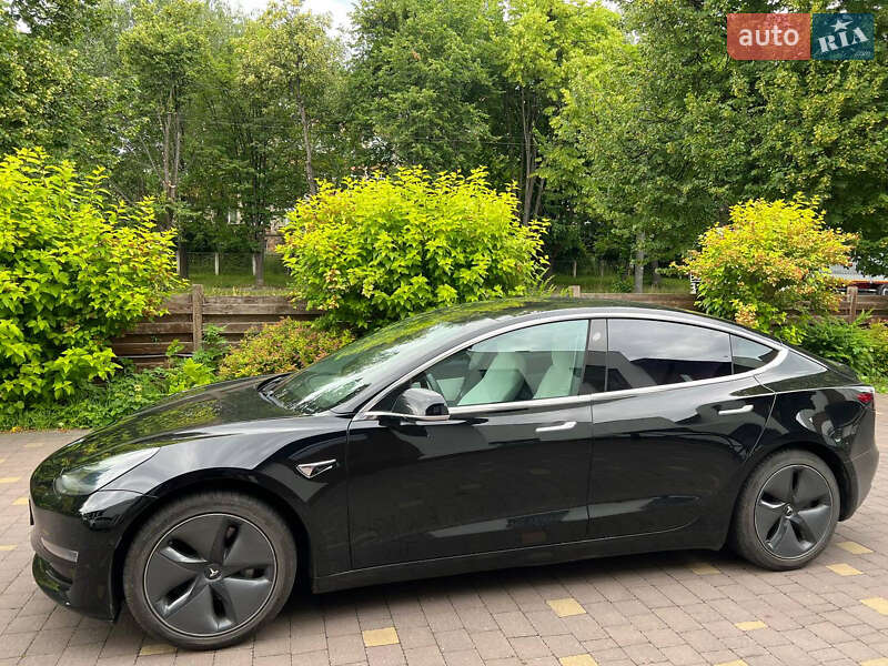 Седан Tesla Model 3 2019 в Ровно