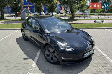 Седан Tesla Model 3 2022 в 