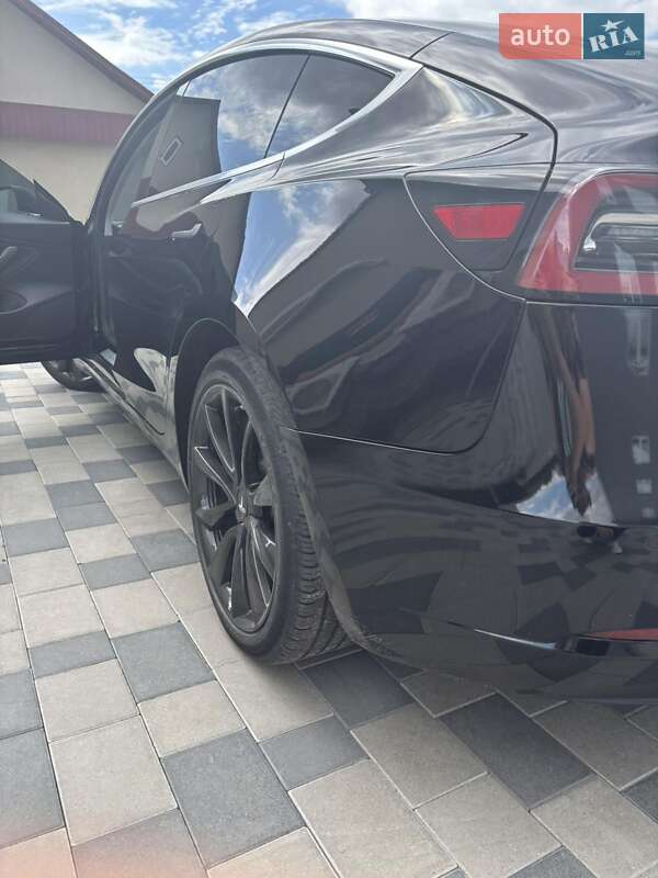 Седан Tesla Model 3 2019 в Сарнах
