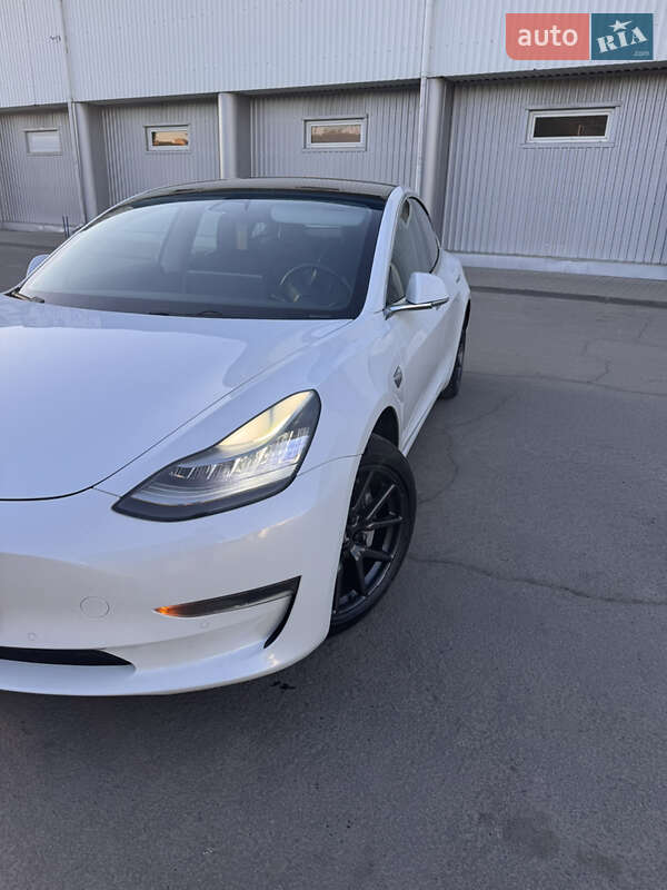 Седан Tesla Model 3 2018 в Луцке