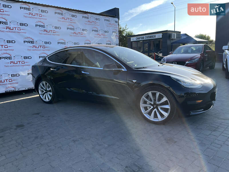 Седан Tesla Model 3 2019 в Львові