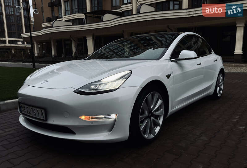 Седан Tesla Model 3 2018 в Киеве