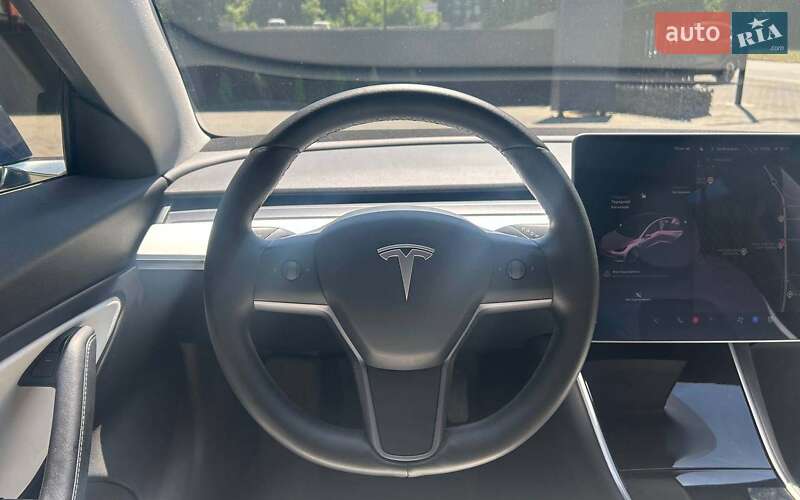 Седан Tesla Model 3 2019 в Черновцах