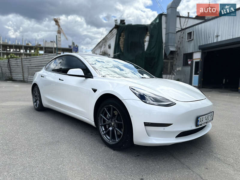 Седан Tesla Model 3 2021 в Киеве