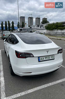 Седан Tesla Model 3 2023 в 