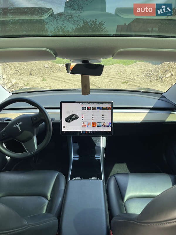 Седан Tesla Model 3 2020 в Ужгороді