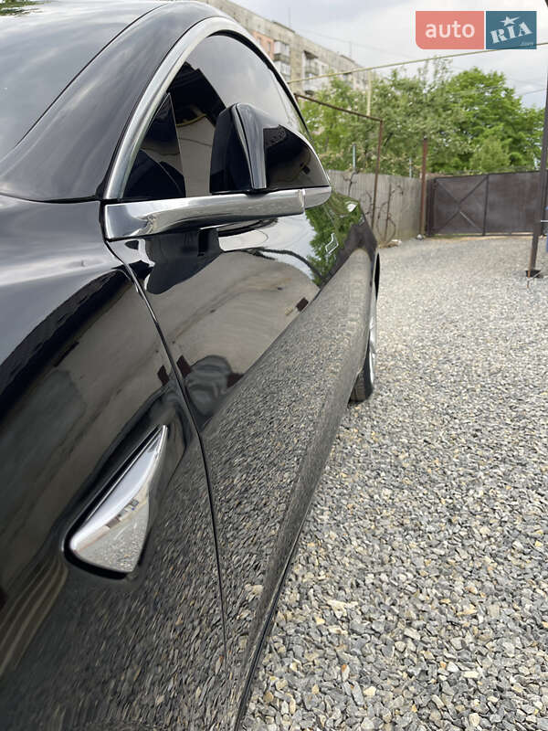 Седан Tesla Model 3 2020 в Ужгороді