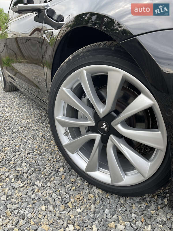 Седан Tesla Model 3 2020 в Ужгороді