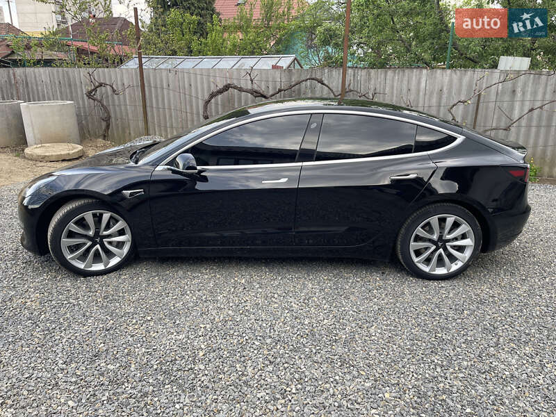 Седан Tesla Model 3 2020 в Ужгороді