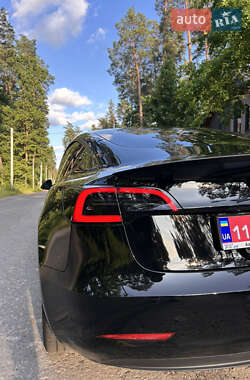 Седан Tesla Model 3 2023 в 