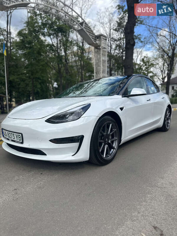 Седан Tesla Model 3 2022 в 