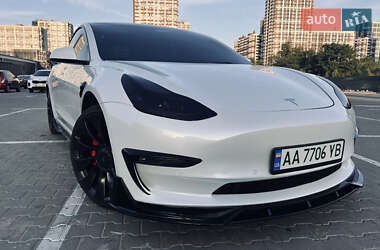 Седан Tesla Model 3 2022 в 