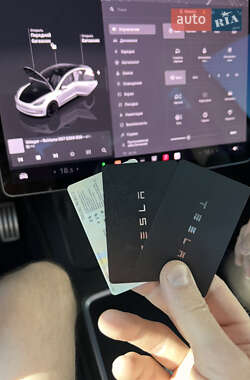 Седан Tesla Model 3 2022 в 