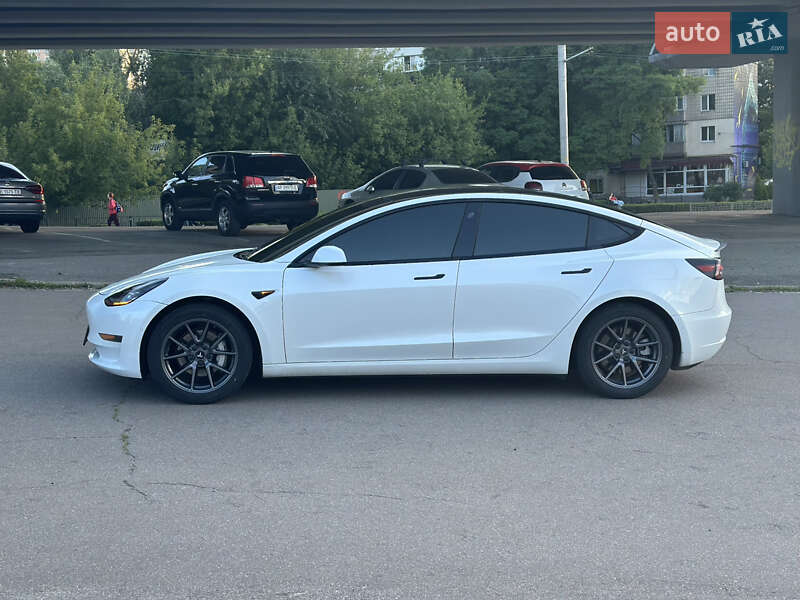 Седан Tesla Model 3 2021 в Киеве