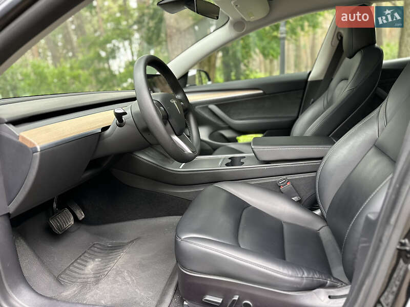Седан Tesla Model 3 2022 в Чернигове