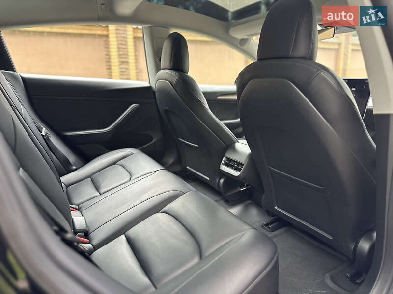 Седан Tesla Model 3 2022 в Чернигове