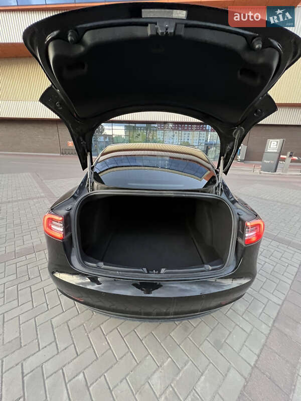Седан Tesla Model 3 2019 в Ківерцях