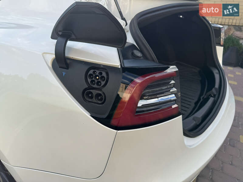 Седан Tesla Model 3 2020 в Киеве